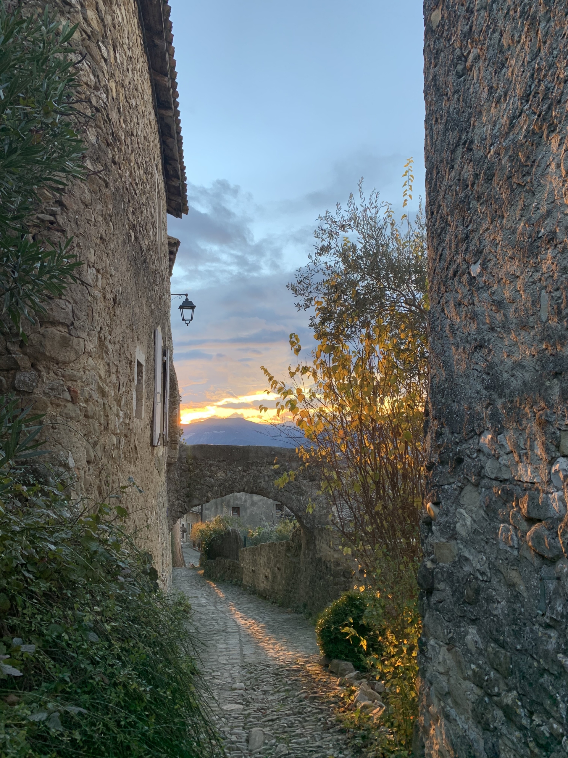 Escapade dans les ruelles de Mirmande en Drôme Provençale