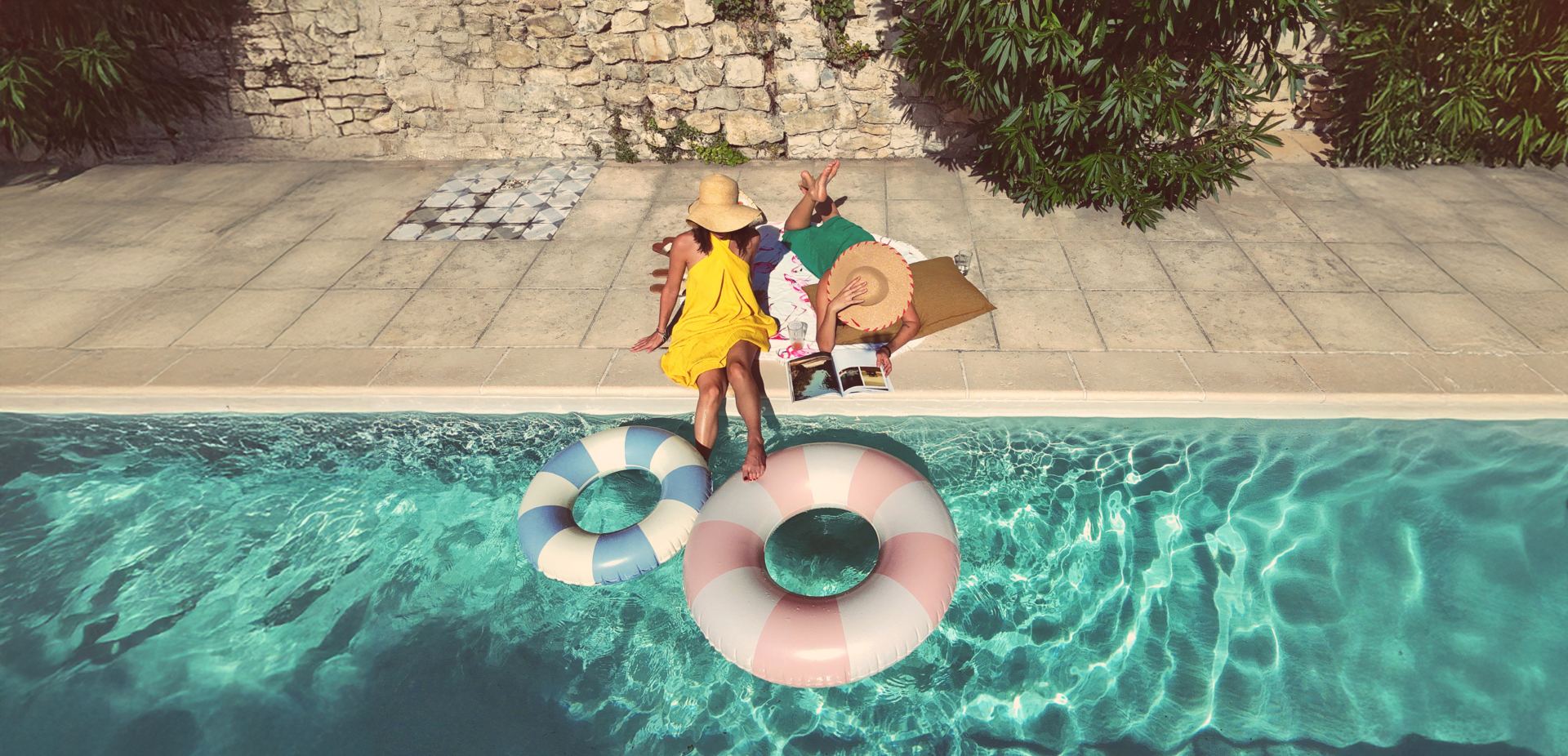 Etirer le temps près de la piscine de l'hôtel Pantoufle